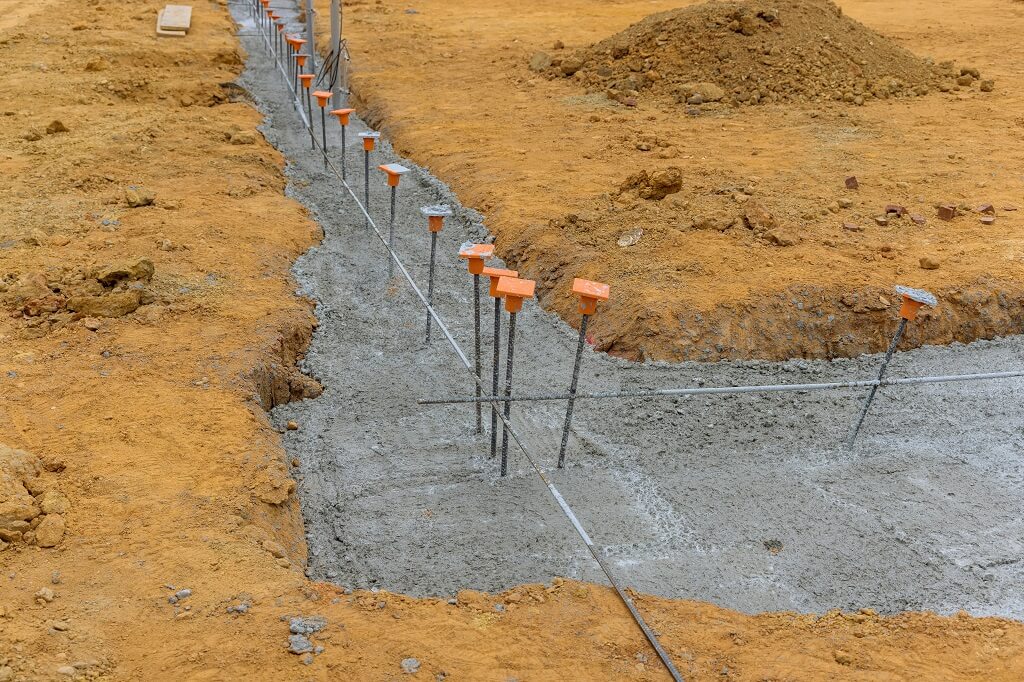 Temeljni rov sa postavljenim armiranim šipkama